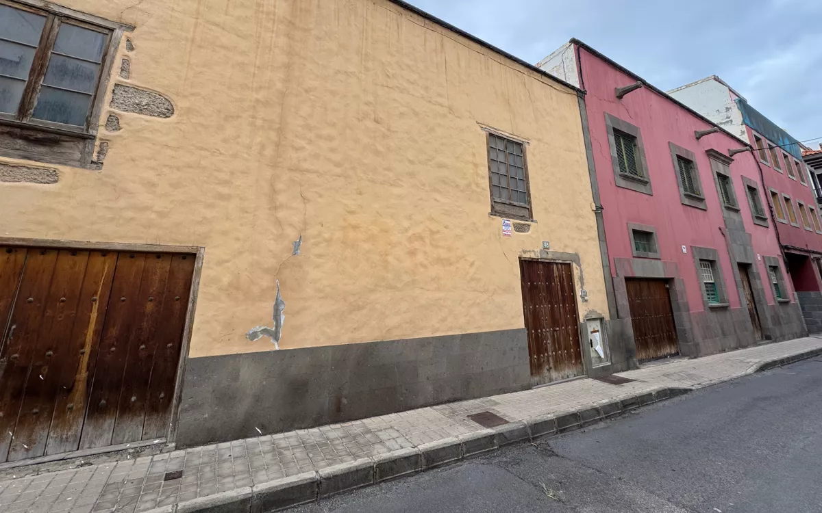 Vegueta suma otro de hotel cuatro estrellas en la calle López Botas. En la imagen, los dos inmuebles que ocuparán el establecimiento turístico. / AH Vegueta suma otro de hotel cuatro estrellas en la calle López Botas. En la imagen, los dos inmuebles que ocuparán el establecimiento turístico. / AH