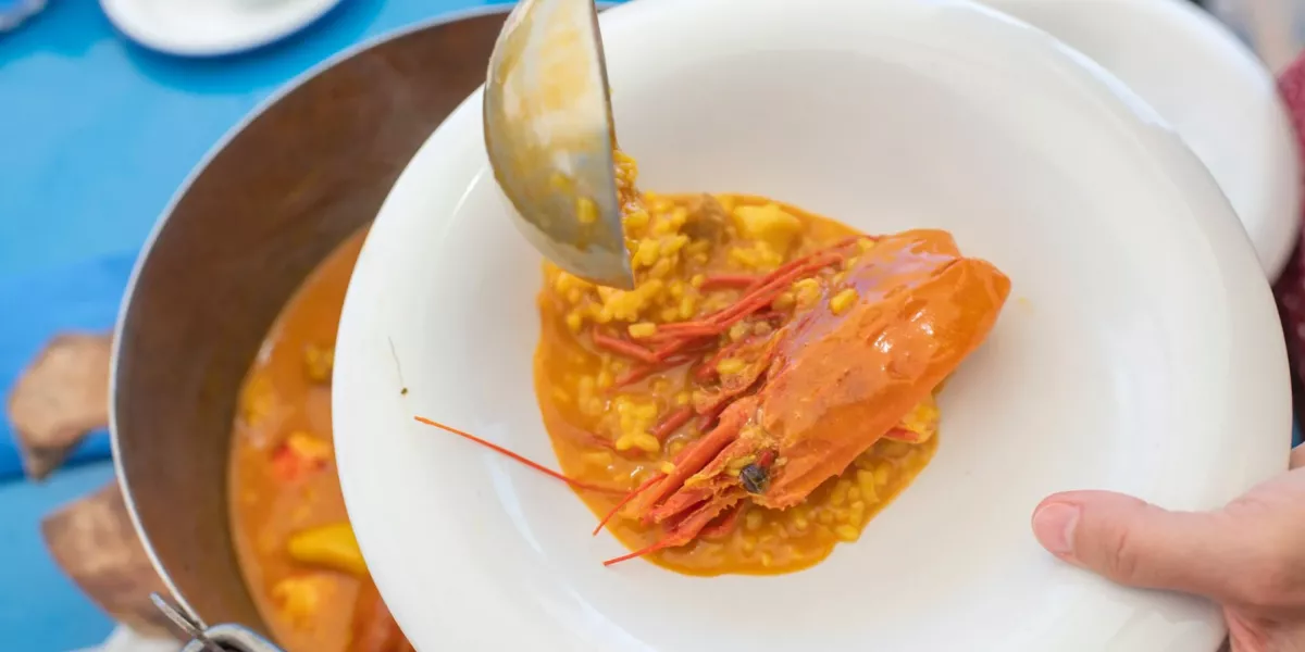 Imagen de una persona asomada en un balcón / PEXELS 