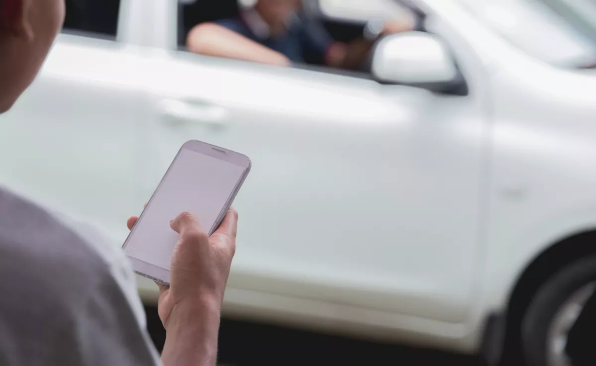 Imagen de una persona esperando un VTC. / CANVA