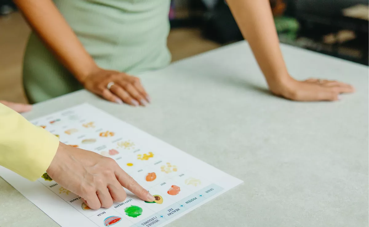 Nutricionistas pautando una dieta. / CANVA