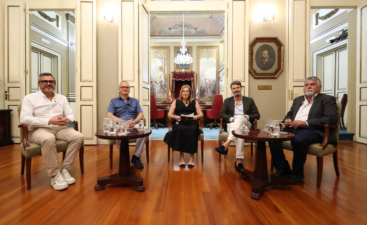 Presidenta del Parlamento canario junto a los invitados para hablar de los retos del agua|CEDIDA