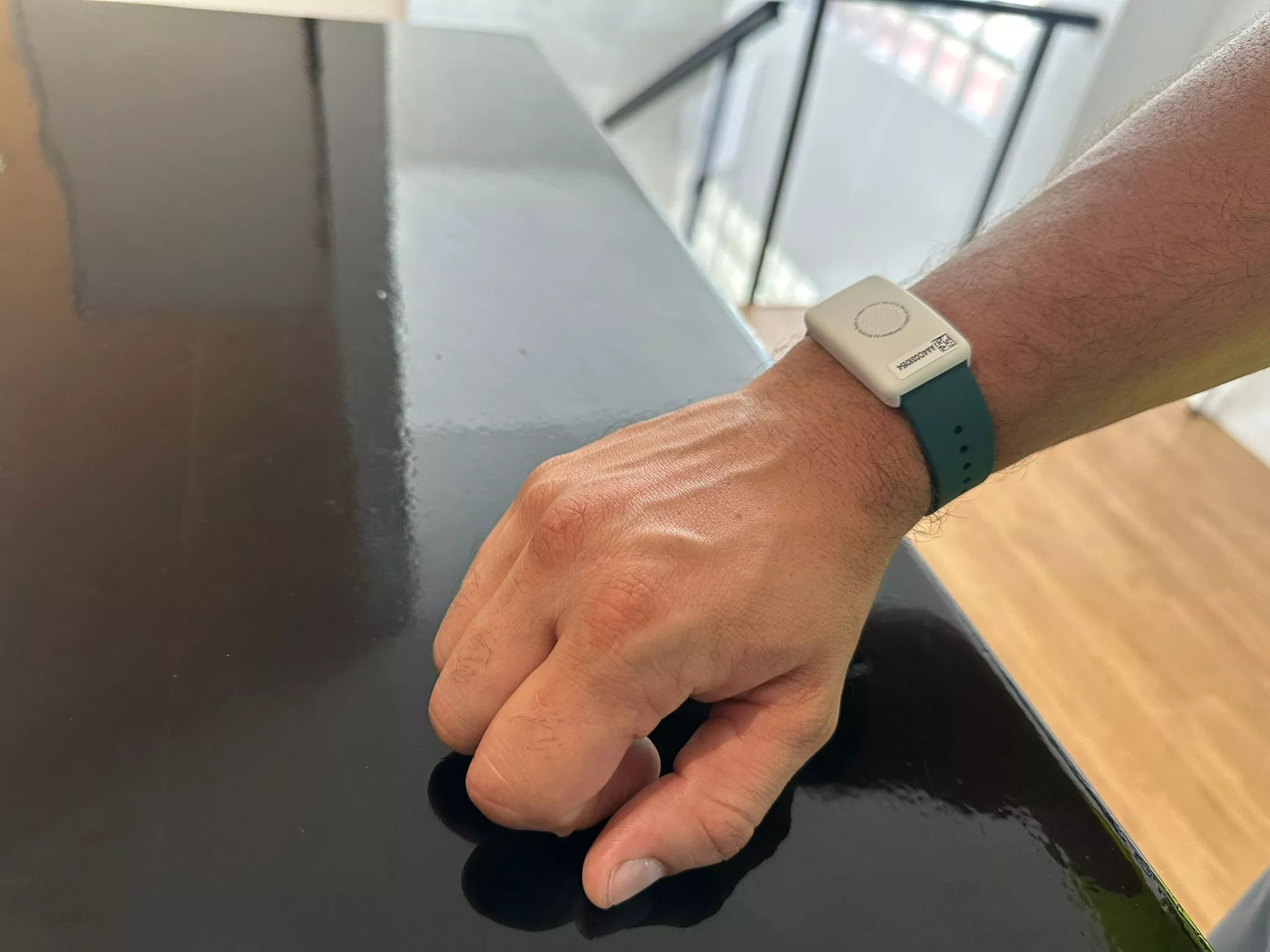 Pulseras para monitorizar en tiempo real el riesgo térmico del personal del servicio de limpieza. / AYUNTAMIENTO DE SANTA CRUZ DE TENERIFE