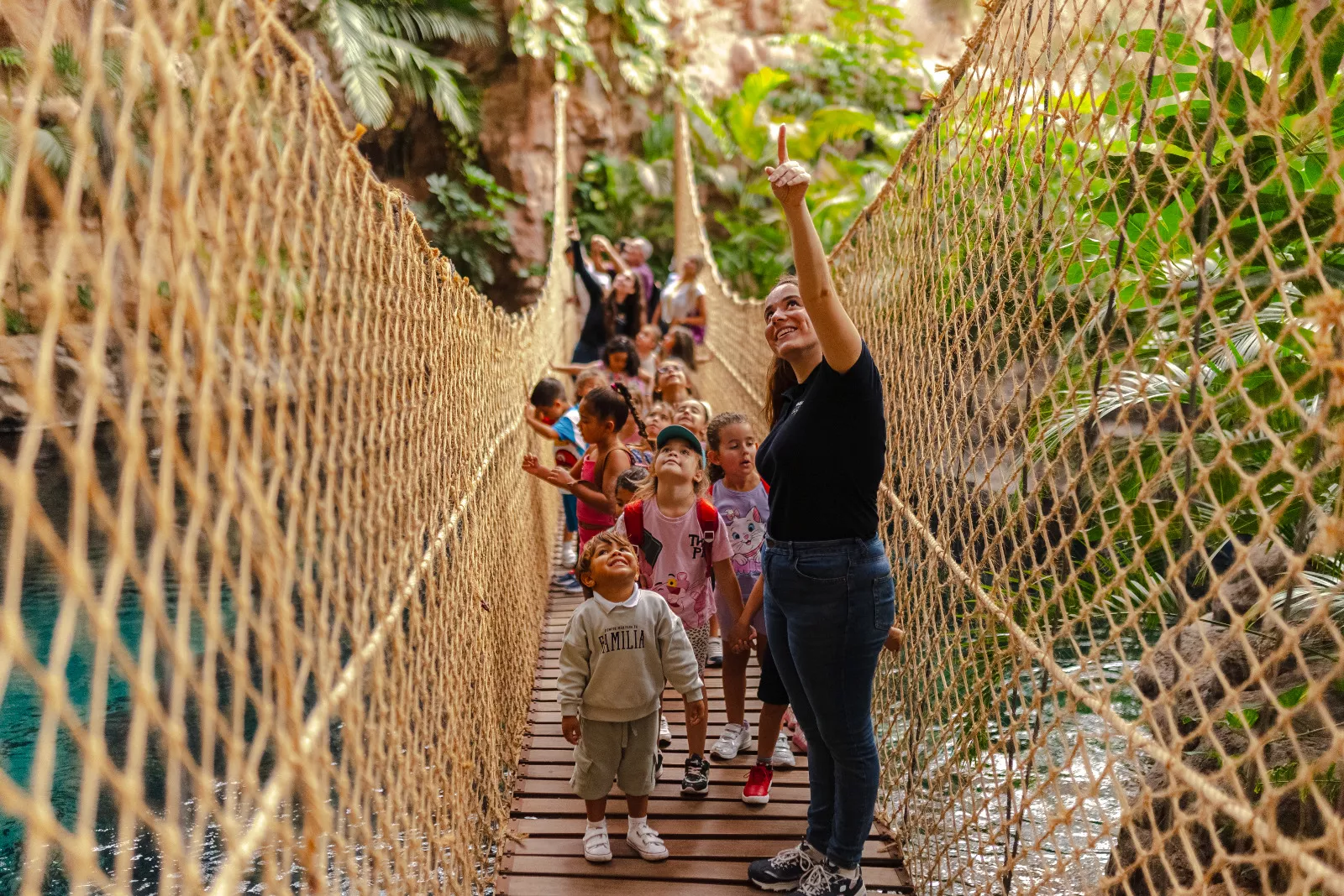 Escolares participan en los programas educativos del Grupo Loro Parque. / LORO PARQUE