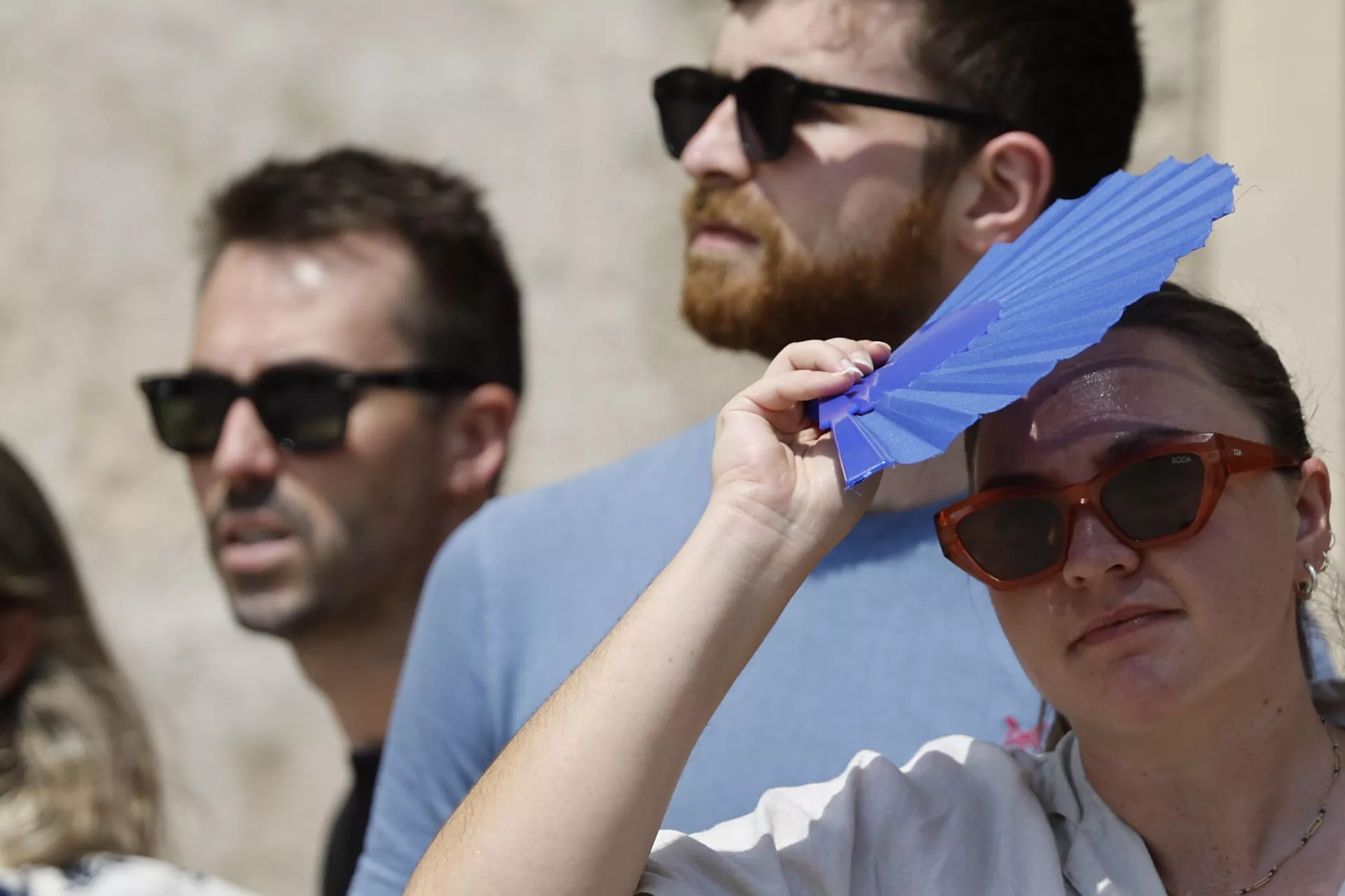 Imagen de una mujer protegiéndose del sol. / EFE - ANA ESCOBAR