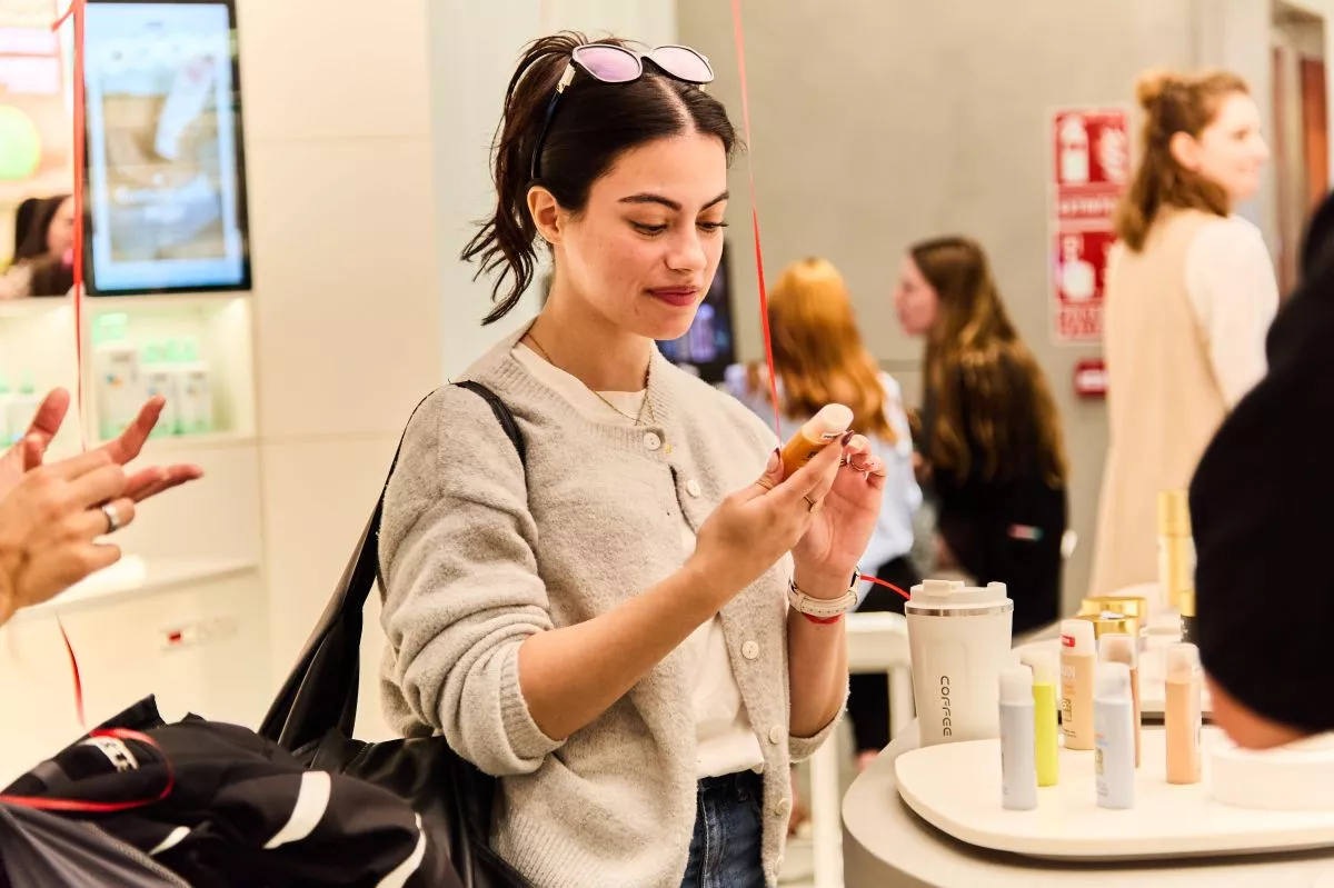 Una joven revisa un producto. / ISDIN