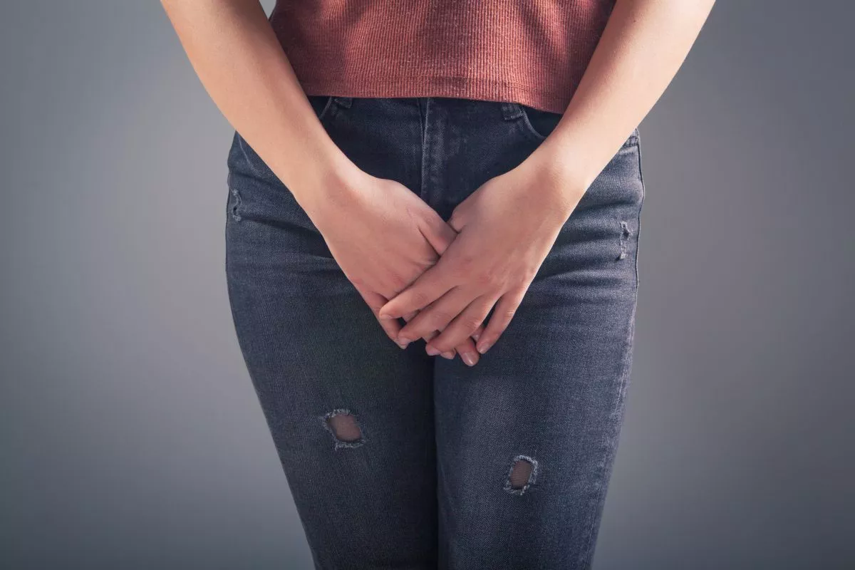 Una mujer joven se cubre con sus manos. / SERVIMEDIA