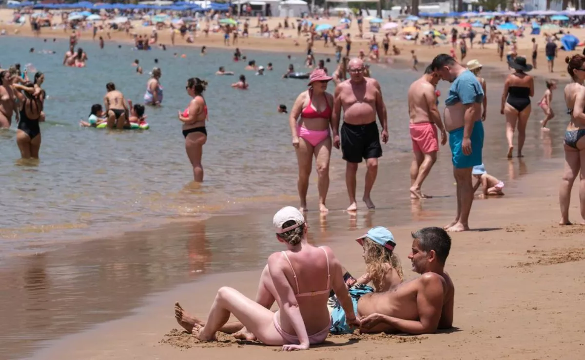 Personas disfrutando de un día de sol y playa en Tenerife, Canarias. / EFE - ALBERTO VALDÉS