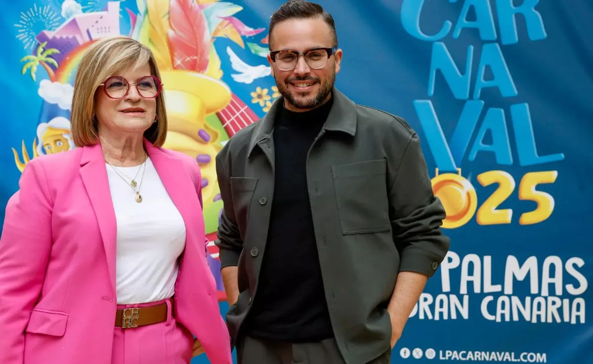 La concejal y presidenta de la Sociedad de Promoción de Las Palmas de Gran Canaria, Inmaculada Medina, junto con el director artísticos del Carnaval, Josué Quevedo. / EFE