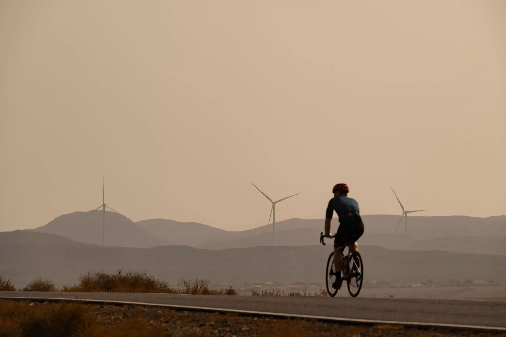 Efectos de la calima al atardecer en Puerto del Rosario. / EFE - CARLOS DE SAÁ 