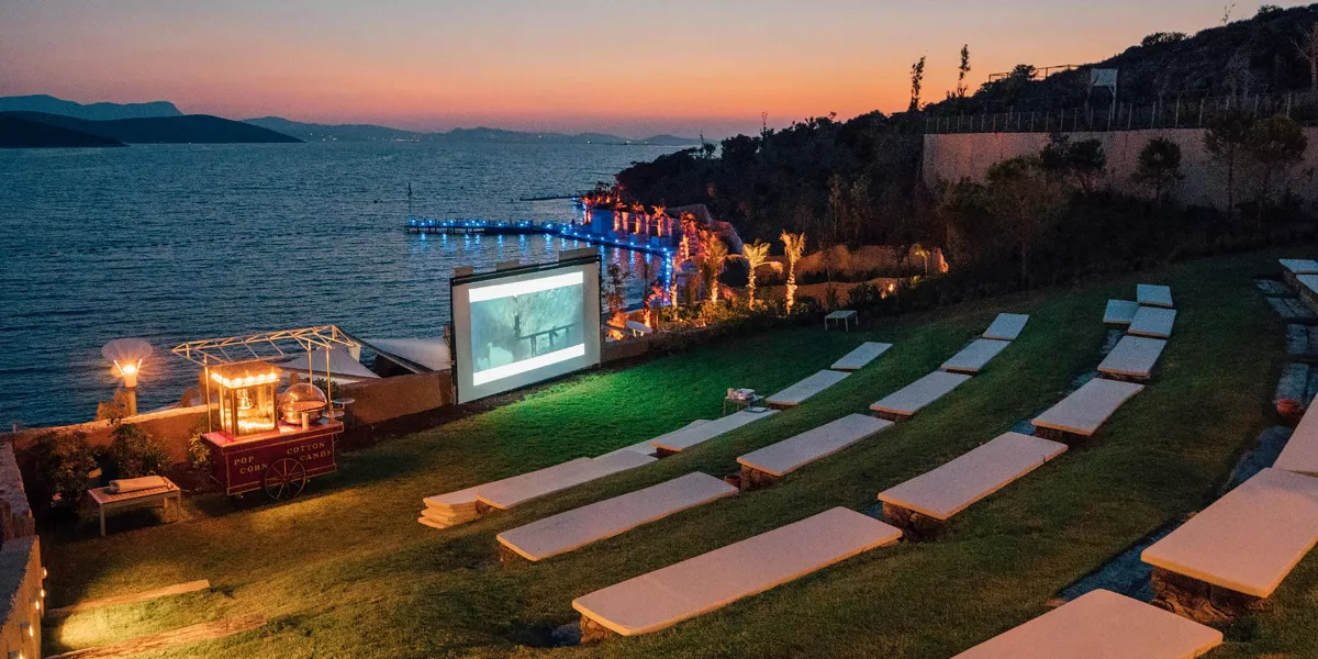 Imagen de un cine al aire libre / PEXELS