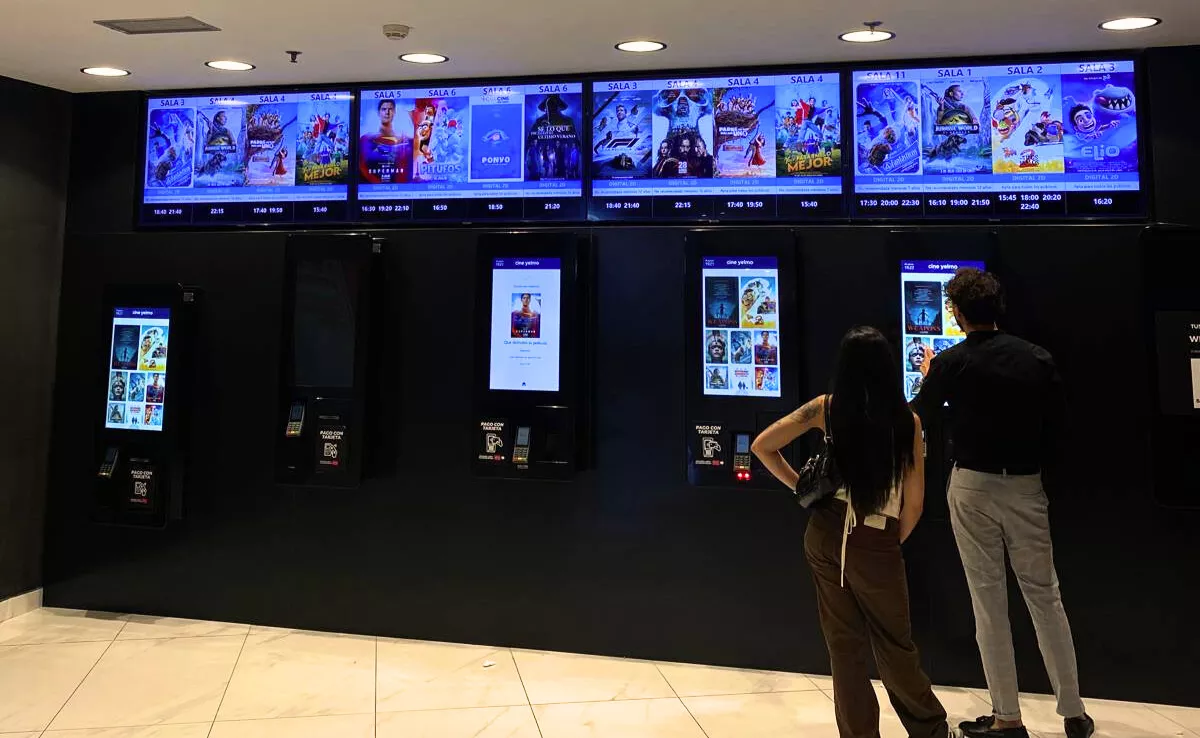 Dos jóvenes comprando sus entradas para ir al cine / ATLÁNTICO HOY