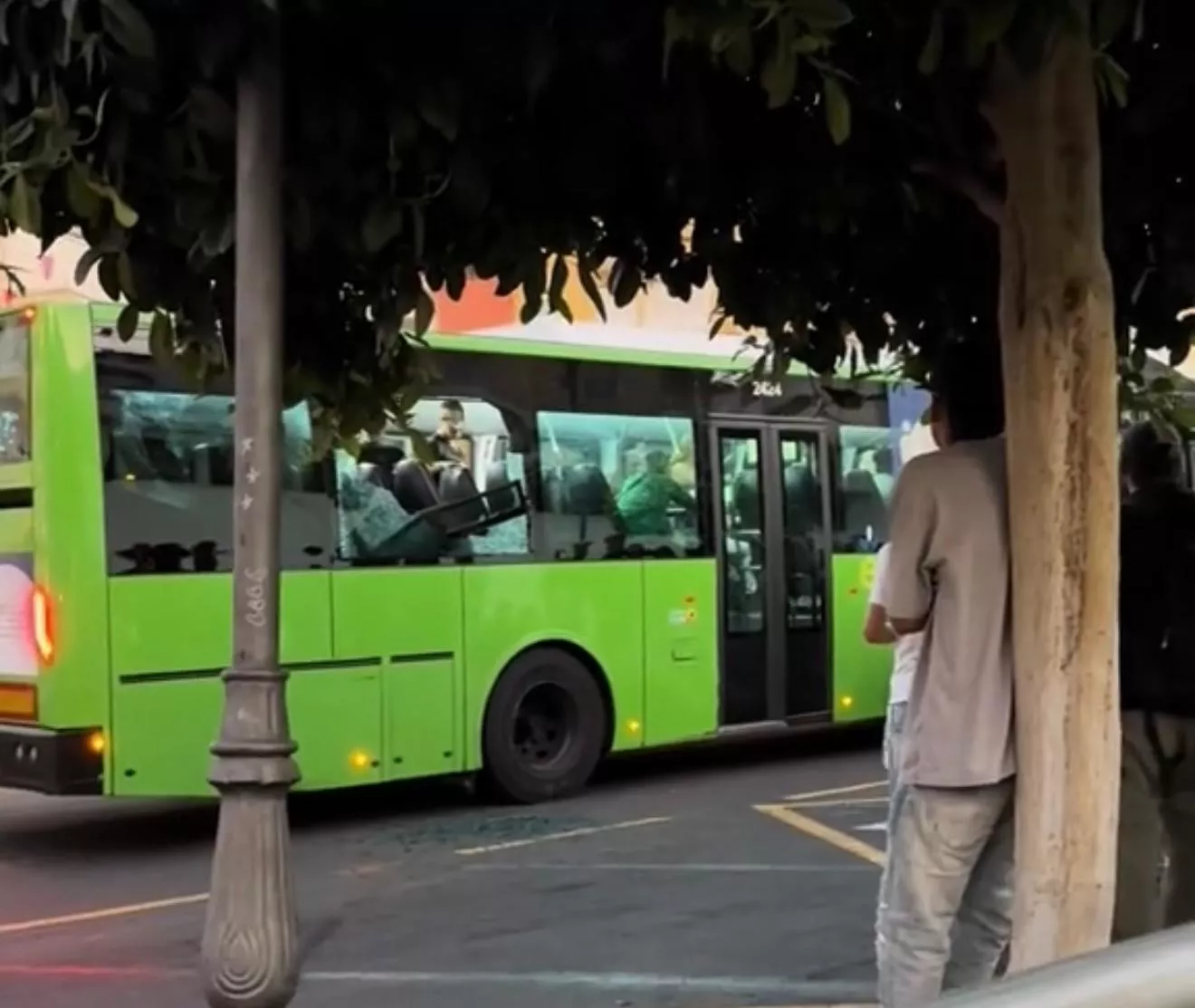 Imagen del cristal roto de la guagua de Titsa vandalizada en Tenerife. / TIKTOK