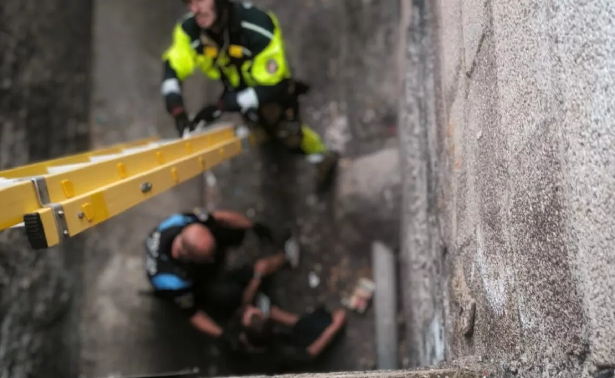 Imagen de bomberos y Policía Local rescatando a la persona que cayó a una zanja en La Laguna. / POLICÍA LOCAL DE LA LAGUNA