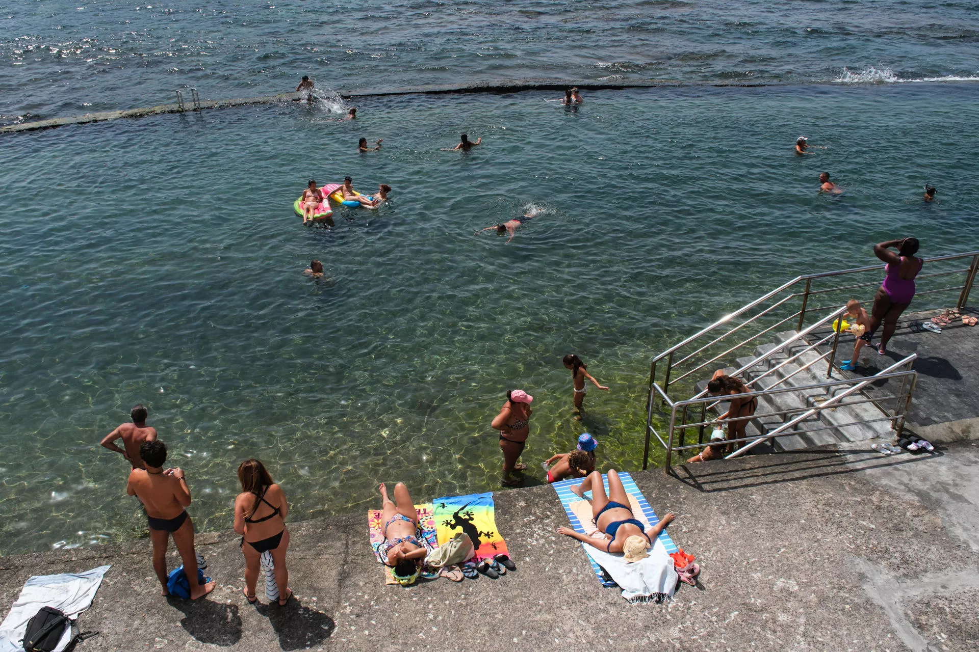 Un grupo de bañistas este jueves en la costa del municipio de Tacoronte, en Tenerife. / EFE - ALBERTO VALDÉS