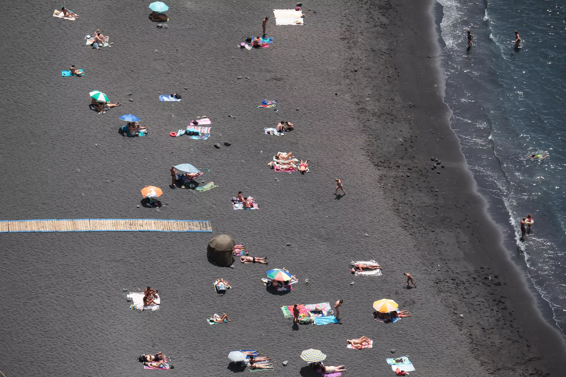 Un grupo de bañistas este jueves haciendo frente al calor y a la declaración de alerta en la costa del municipio de Tacoronte, en Tenerife, / EFE - ALBERTO VALDÉS 