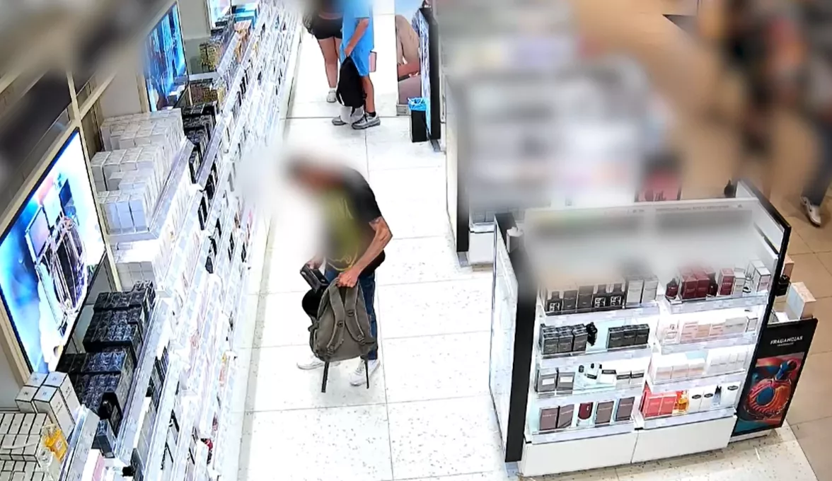 Imagen del detenido por robar perfumes en el duty free del Aeropuerto de Fuerteventura. / GUARDIA CIVIL 