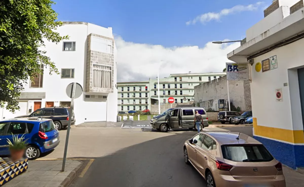 Una calle del municipio grancanario de Guía con el edificio de La Esperanza al fondo / GOOGLE MAPS