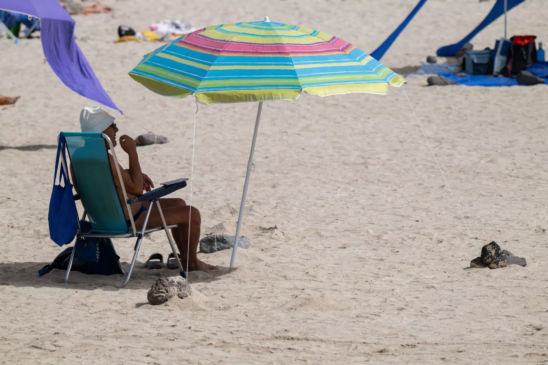 Tasarte rompe el termómetro y registra la temperatura más alta de España: 43,5 grados. En la imagen, un hombre disfruta de la playa en Puerto del Rosario. / CARLOS DE SAÁ-EFE