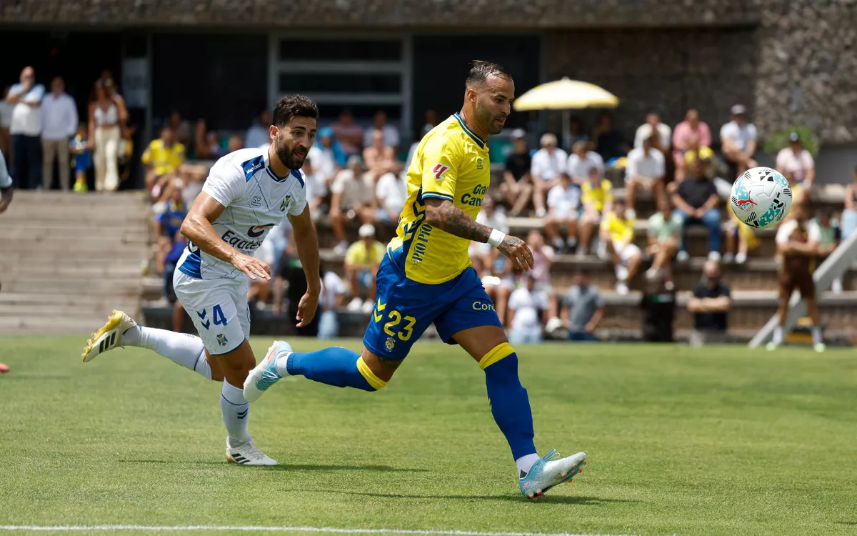 La UD Las Palmas castiga al CD Tenerife a balón parado en el último derbi de pretemporada (3-1) . En la imagen, Jesé, que volvió a jugar con el equipo amarillo cuatro años después. / @UDLP_OFICIAL