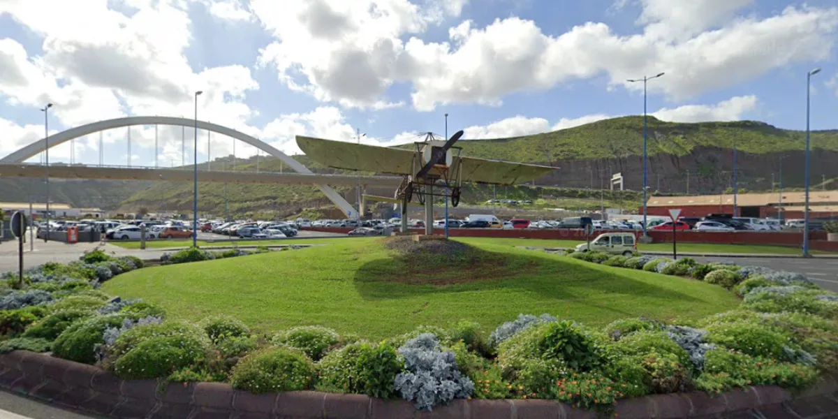 Imagen del avión en la rotonda del Centro Comercial Las Arenas  GOOGLE MAPS