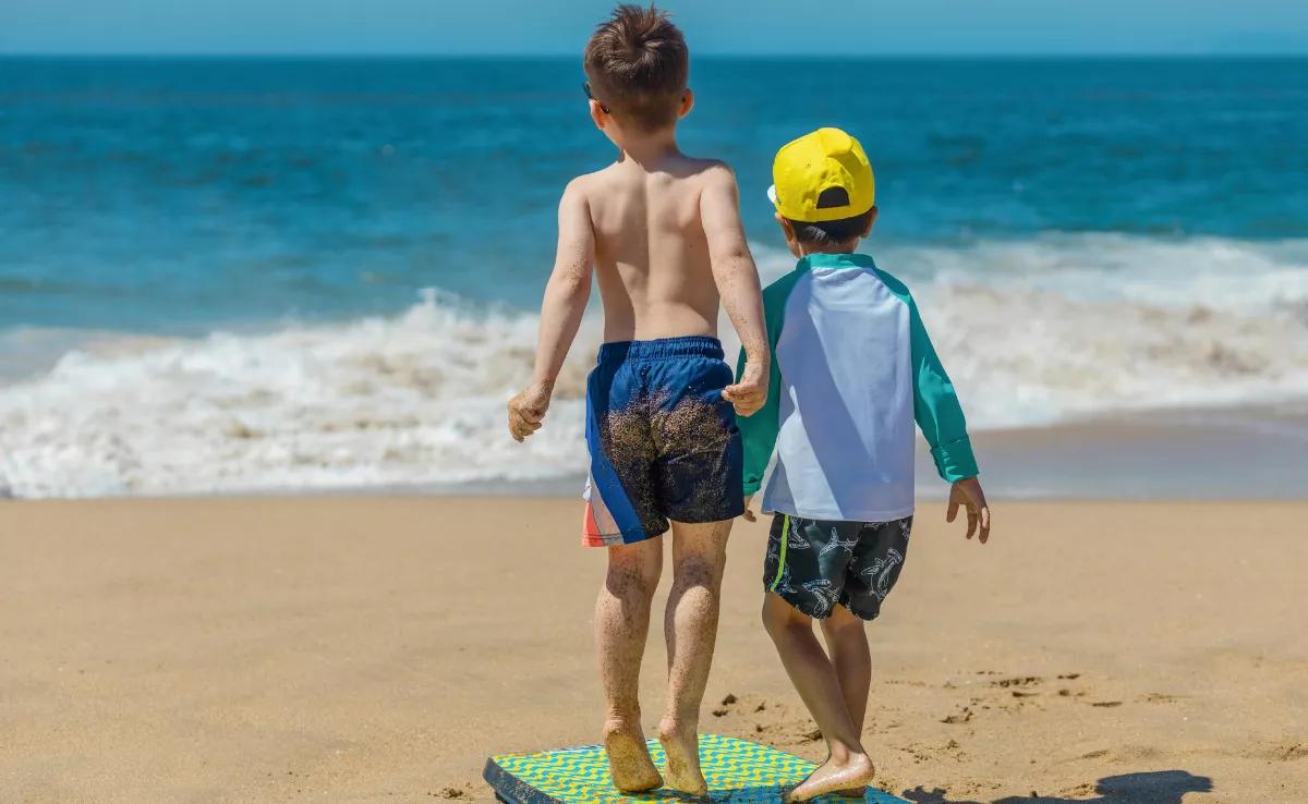 Imagen de unos niños jugando en la playa / PEXELS