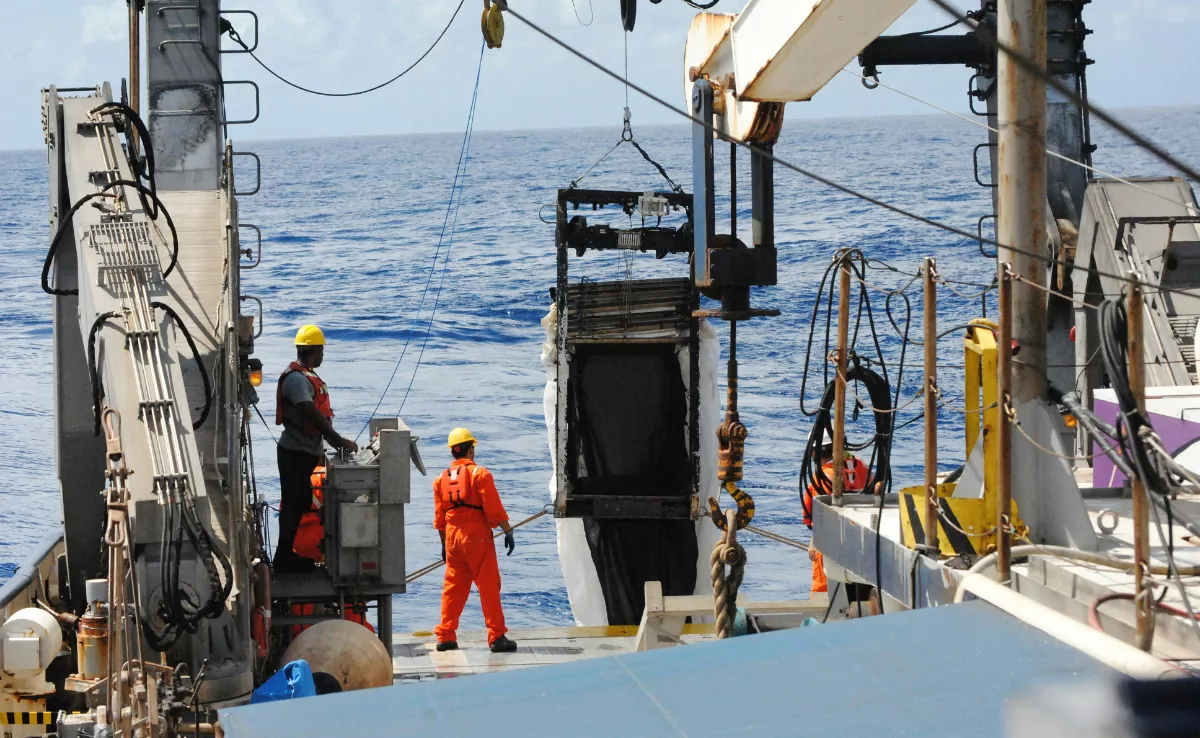 Imagen de unas personas trabajando en un barco / CANVA 
