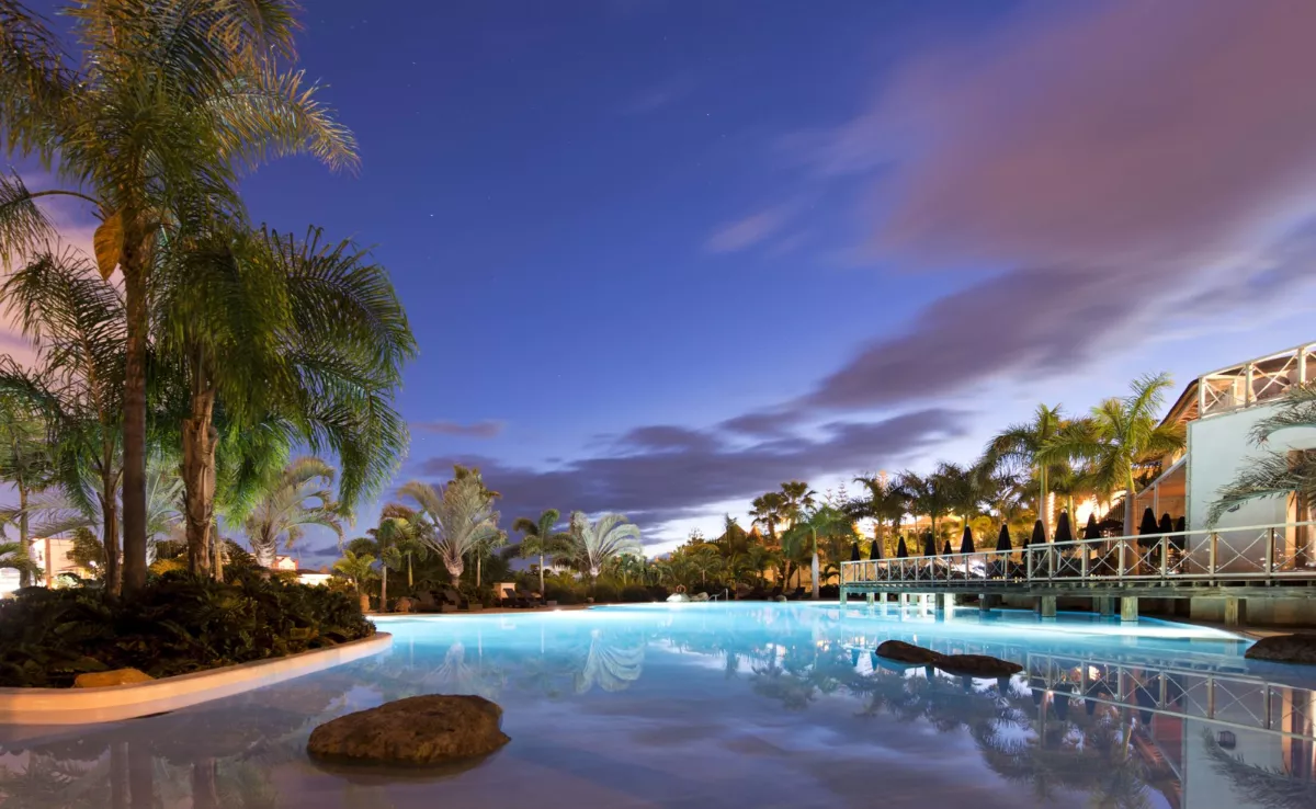 Hotel Bahía del Duque durante la noche / HOTEL BAHÍA DEL DUQUE