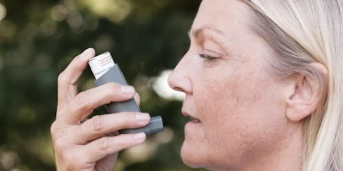 Imagen de una persona asmática en la calle con calima / PEXELS