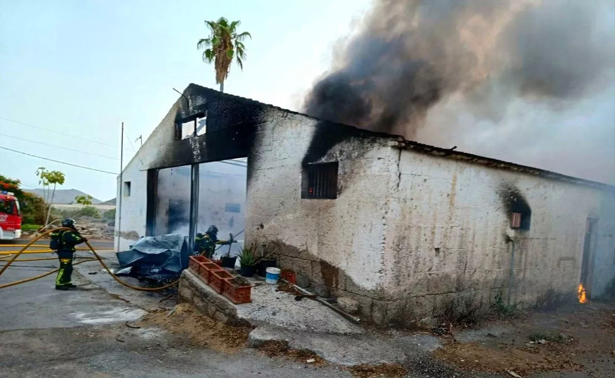 Fuego en una nave en Guaza, Arona. /Cedida