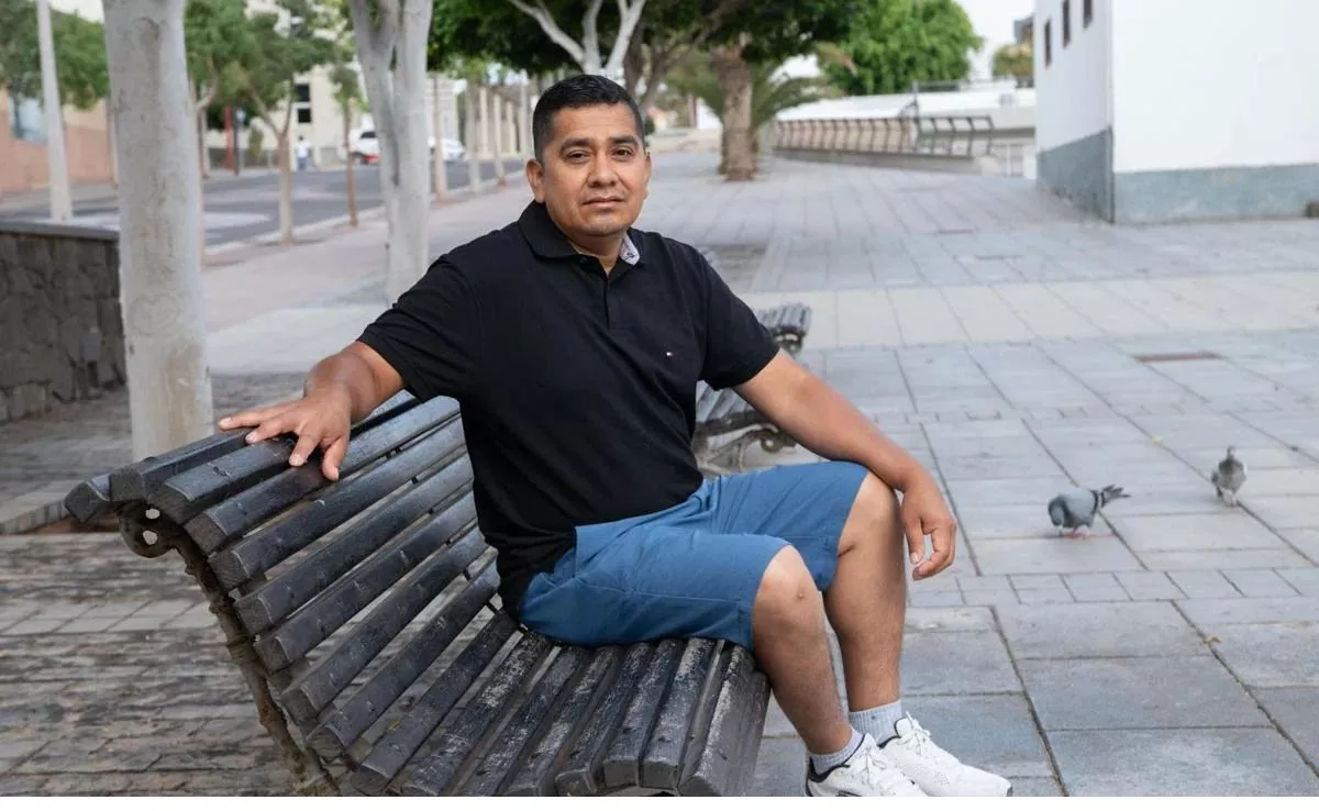 Tras 20 años en Estados Unidos, César Méndez fue detenido en una redada antimigratoria de Trump y deportado a El Salvador. Hoy busca rehacer su vida en Canarias junto a su esposa. / EFE