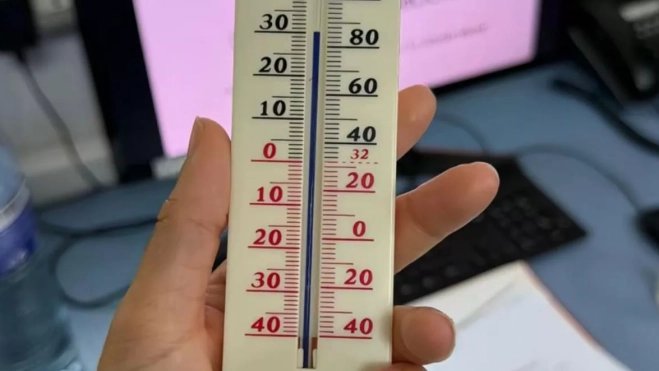 Imagen de un termómetro en el interior del HUC. / REDES