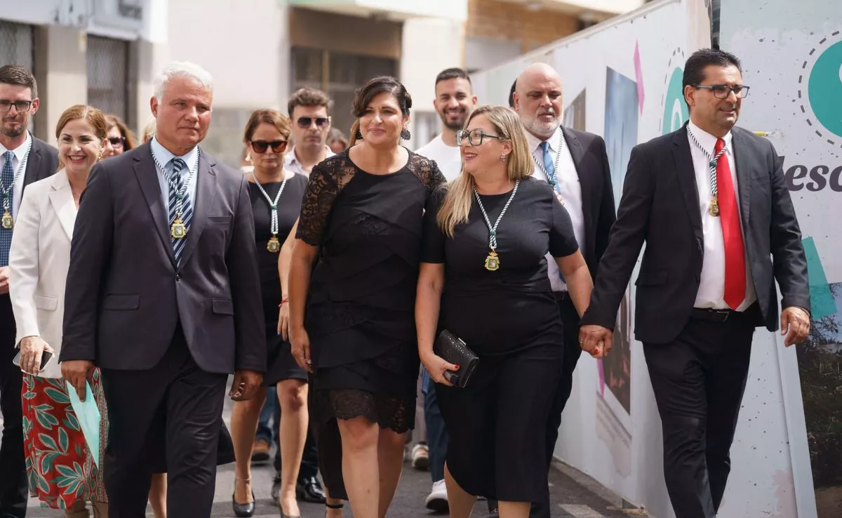 Carmen Luisa Castro acompañada de los concejales para la moción de censura|EFE