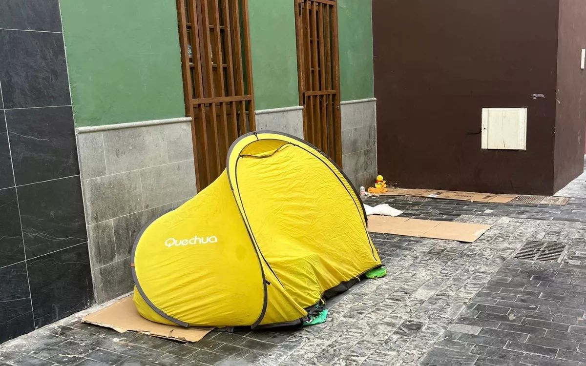 La crisis social se cronifica en Triana: un sintecho instala una tienda de campaña en Lagunetas. / AH