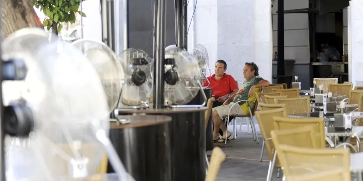 Imagen de dos personas en una terraza en plena ola de calor  EFE
