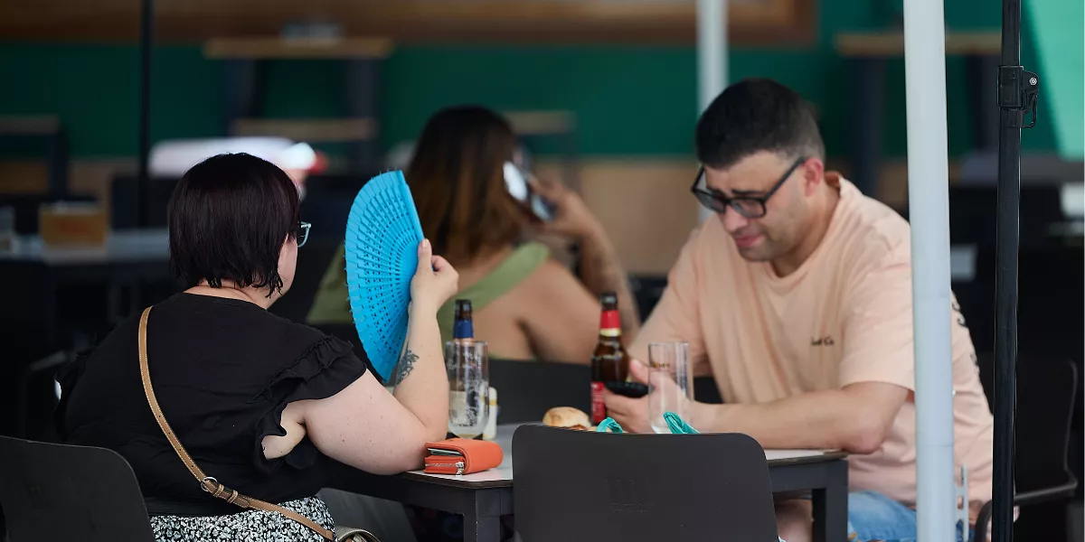 Imagen de dos personas en una terraza / EFE - MANU REINO