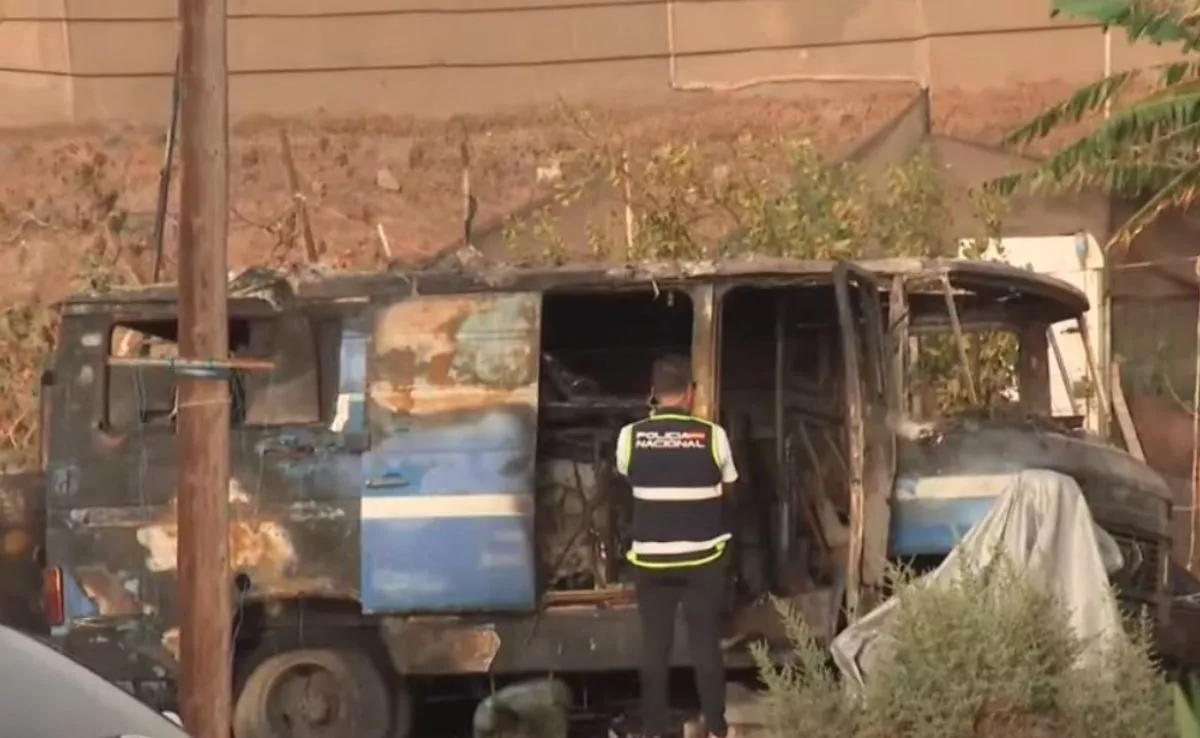 Furgoneta calcinada en Ojos de Garza, Gran Canaria. /YouTube