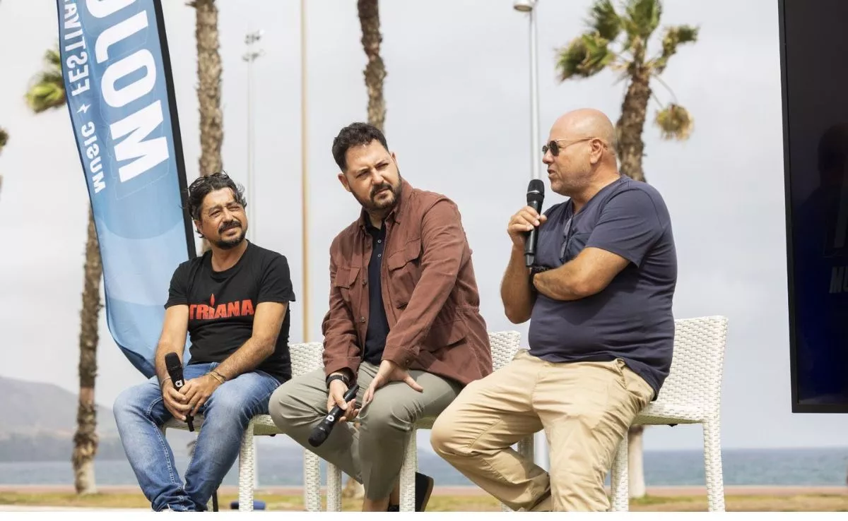 El concejal de Cultura de Las Palmas de Gran Canaria, Josué Íñiguez, y el promotor del evento, Lorenzo de la Hoz, durante la presentación del Mojo Music Festival 2025 en la Plaza de la Música. /AH