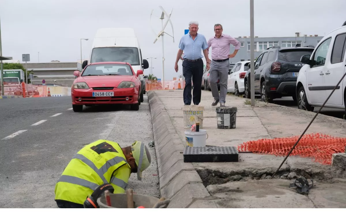 Pedro Quevedo y Mauricio Roque, durante su visita al inicio de las obras de modernización del polígono industrial de El Sebadal.