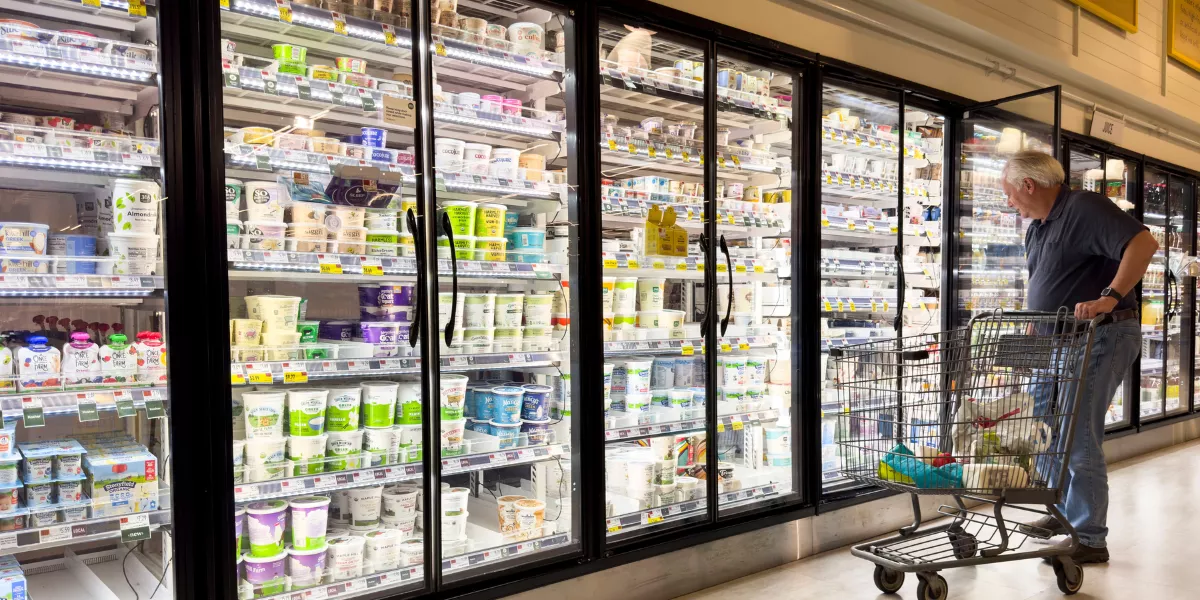 Imagen de un hombre en un supermercado / EFE