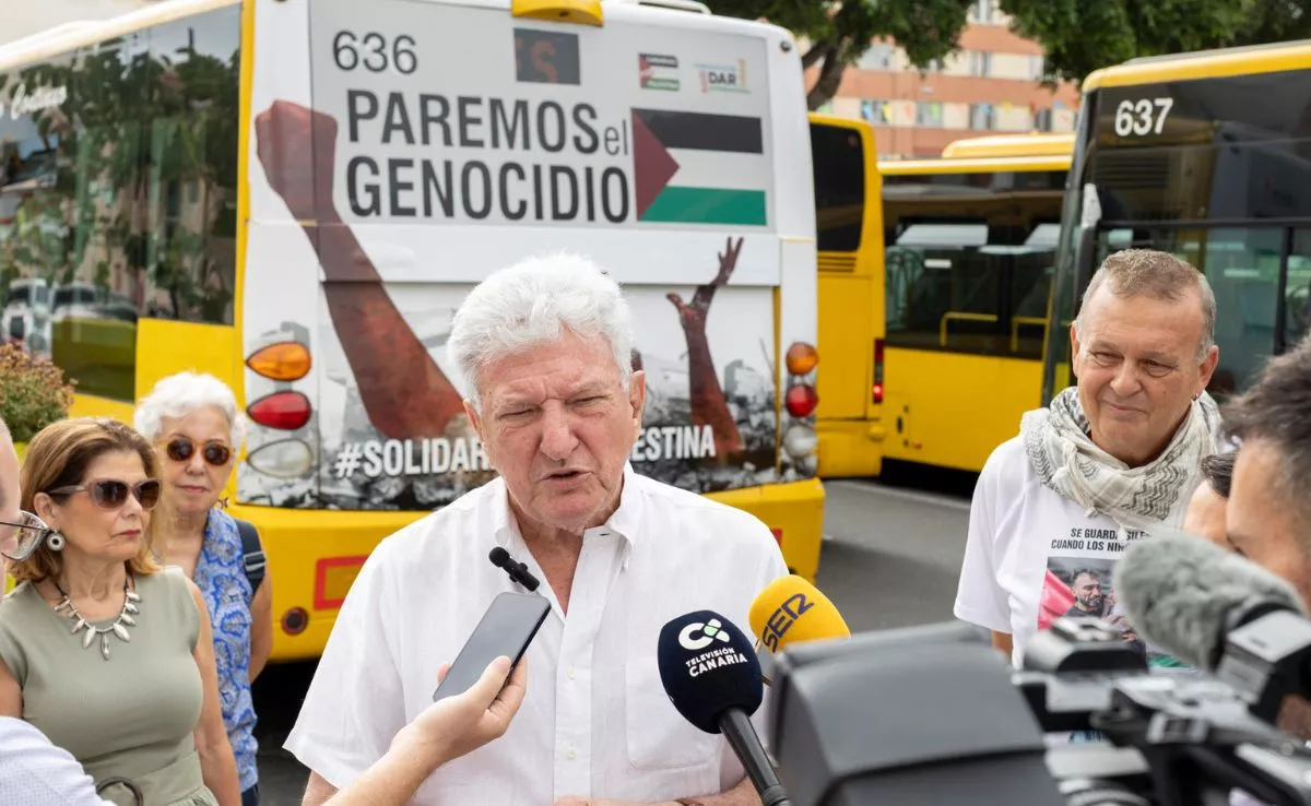 Pedro Quevedo delante de la guagua con mensaje reivindicativo contra el genocidio en Palestina. /EFE. /Quique Curbelo