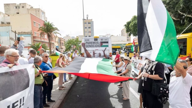 Guagua rotulada de Guaguas Municipales en solidaridad con Palestina. EFE. Quique Curbelo Guagua rotulada de Guaguas Municipales en solidaridad con Palestina. EFE. Quique Curbelo