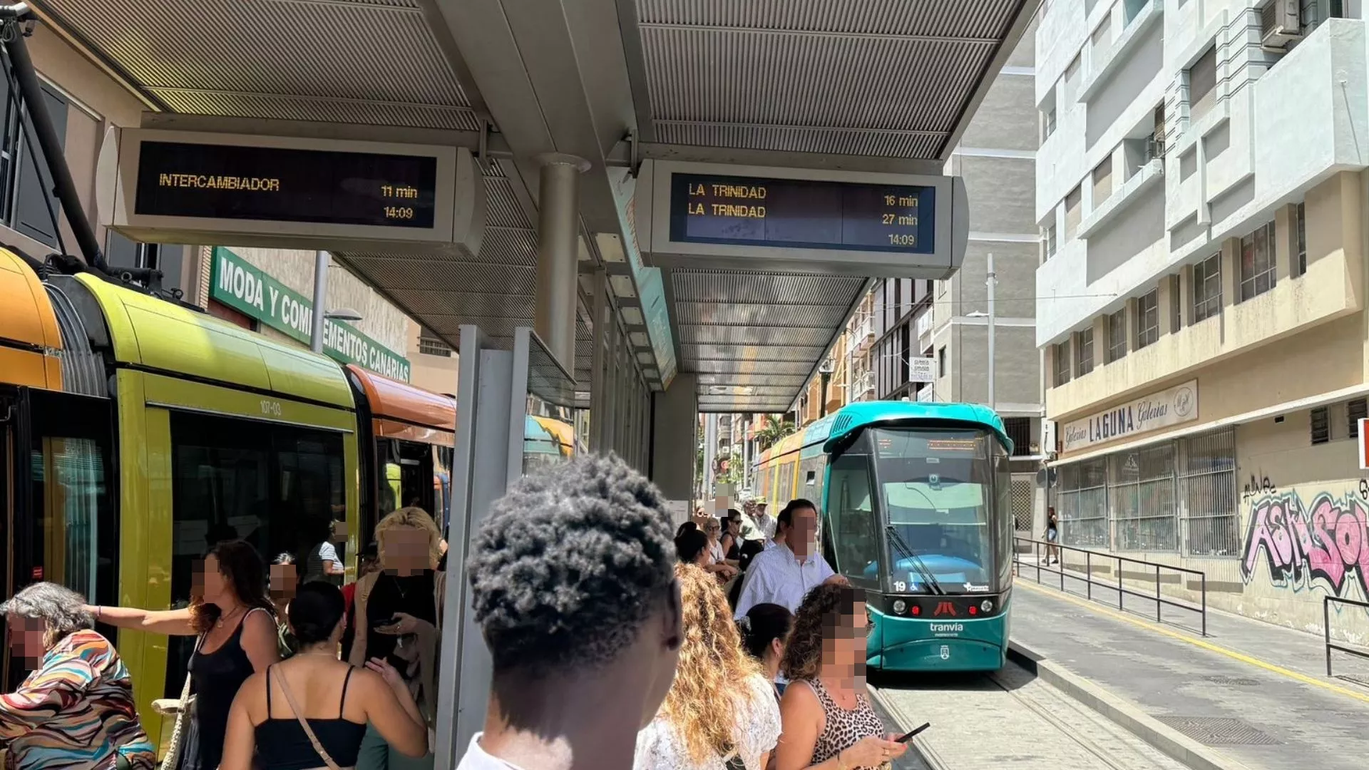 Personas esperando por el tranvía. /REDES