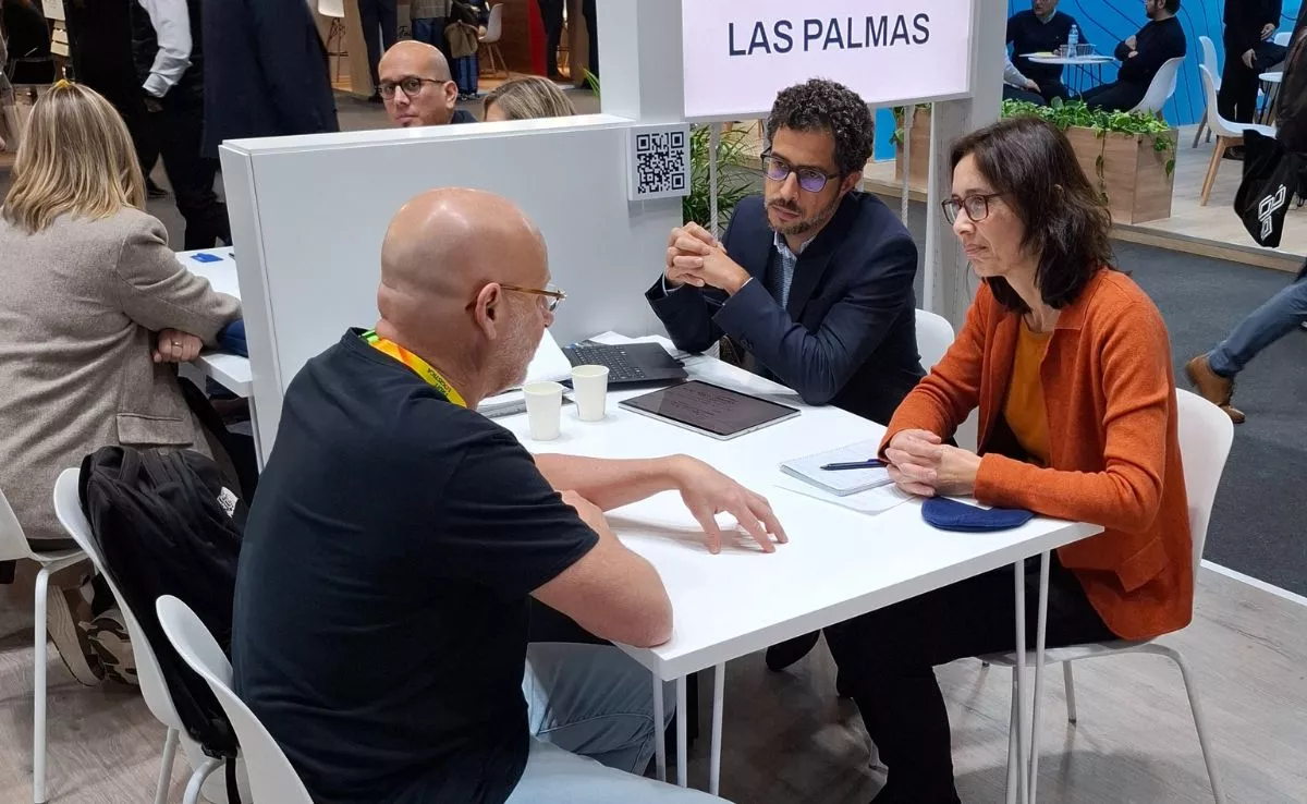 El director comercial de Puertos de Las Palmas, Guillermo Quintana Ramos, presenta su dimisión. En el centro de la imagen, Quintana participa en la feria Fruit Logistica 2025 de Berlín. / AH