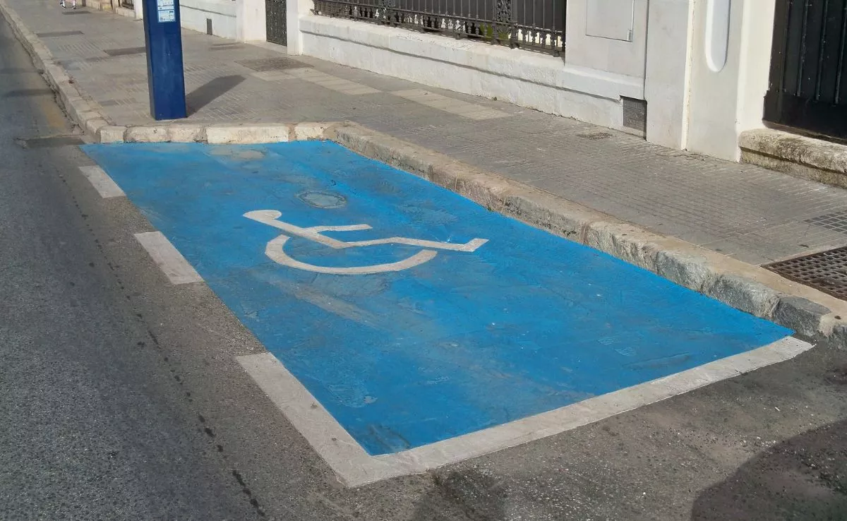 Plaza de estacionamiento reservada para personas con movilidad reducida. /Wikimedia
