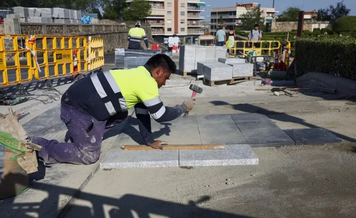 Un trabajador de la construcción, uno de los sectores que más accidentes laborales registra / EFE