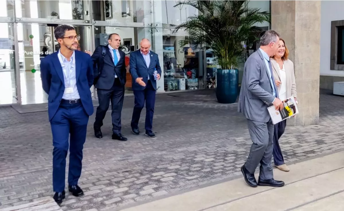 A la izquierda de la imagen, el director comercial de Puertos de Las Palmas, Guillermo Quintana Ramos, que ha presentado su renuncia al cargo. / AH