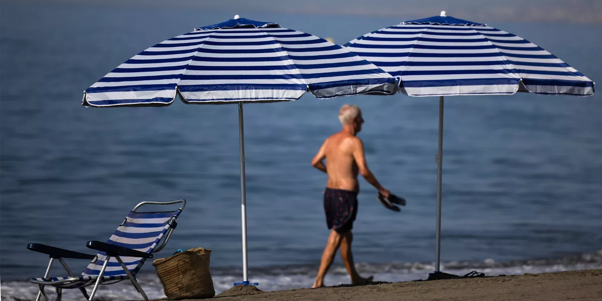 Un hombre pasea junto al mar / EFE - JORGE ZAPATA