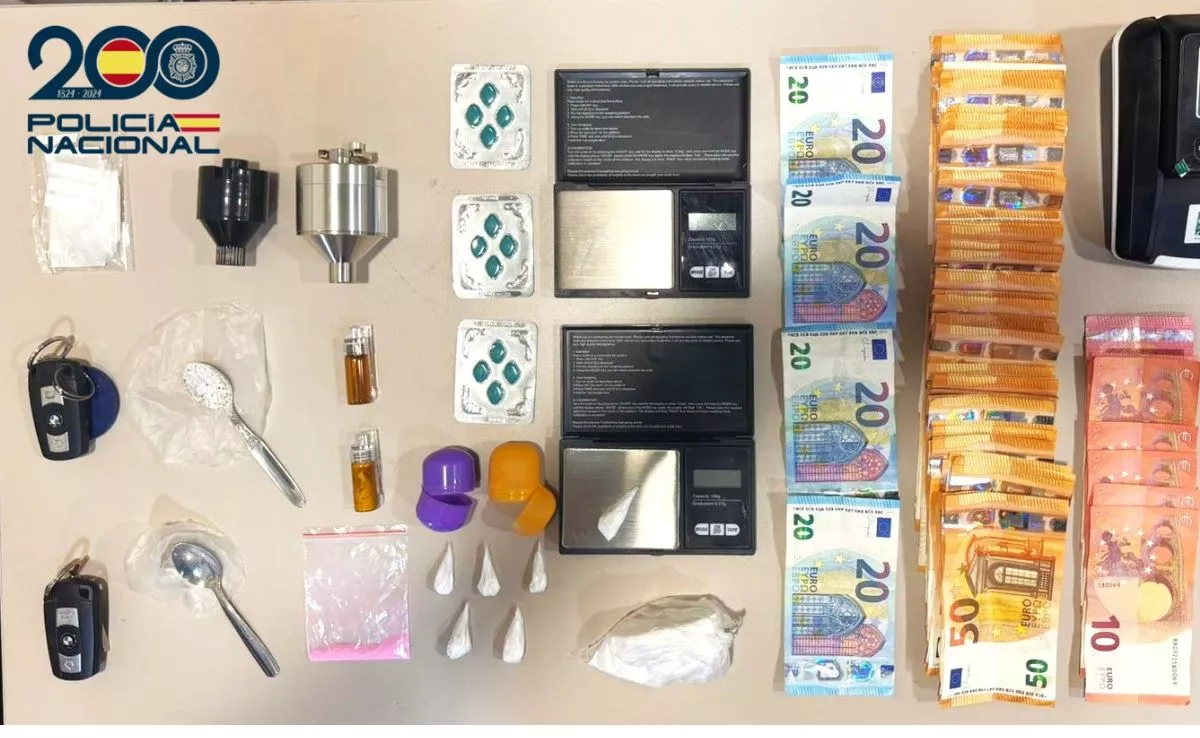 Estupefacientes y dinero intervenido en la operación policial. POLICÍA NACIONAL