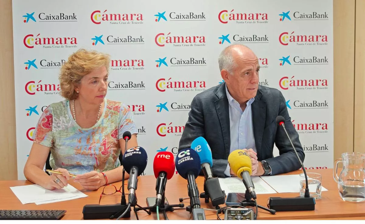 El presidente de la Cámara, Santiago Sesé, junto a la directora general, Lola Pérez. /CEDIDA