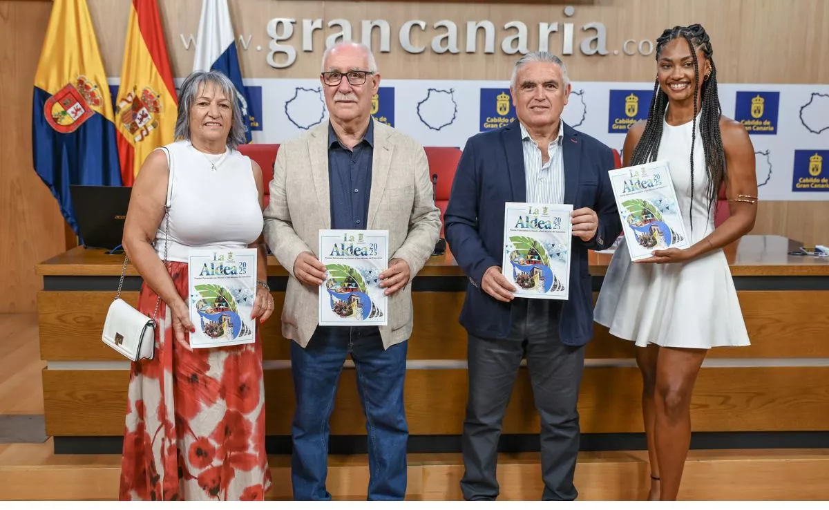 Pedro Suárez, Leandra Delgado, Miguel Hidalgo y la cantante NIA en la presentación de las fiestas